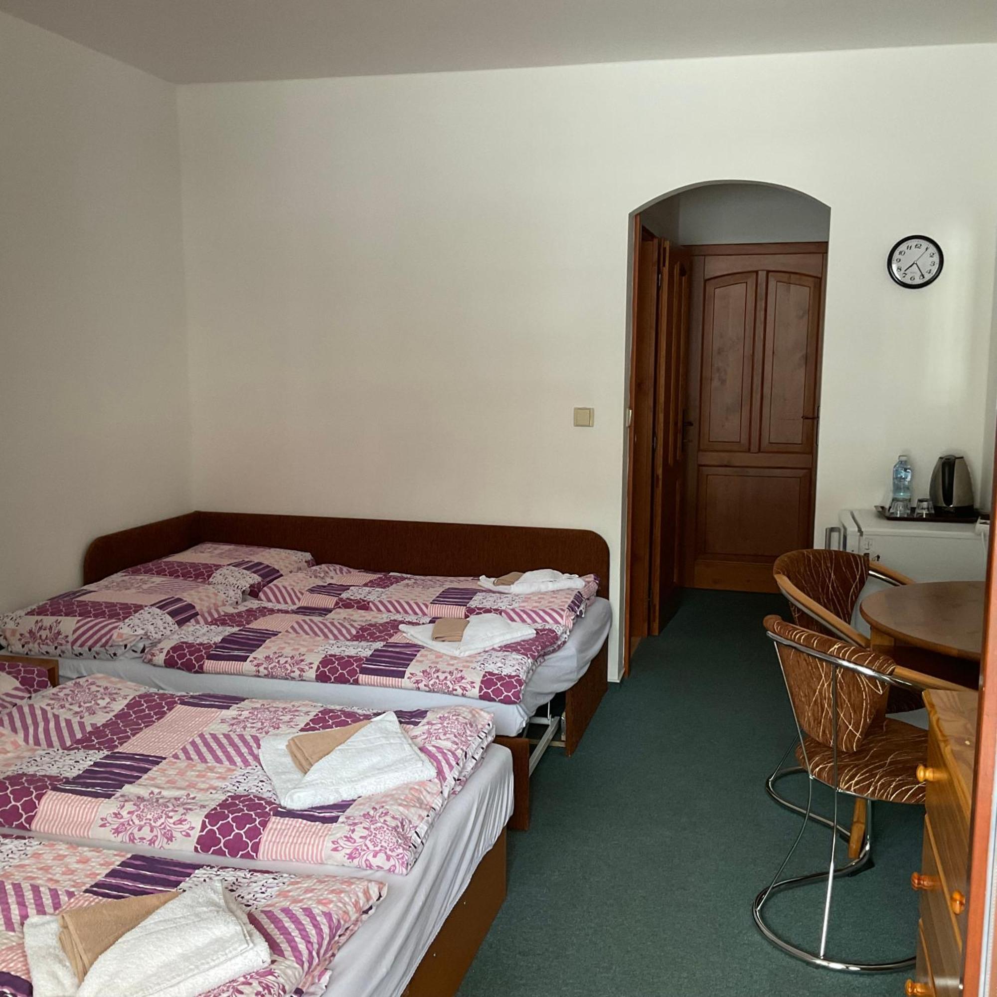 Pension Holiday Врхлаби Экстерьер фото