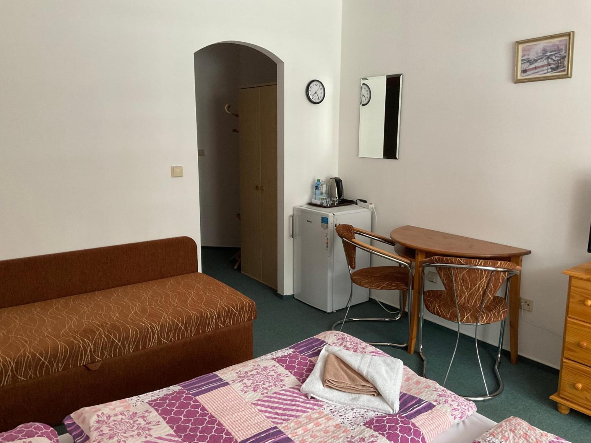 Pension Holiday Врхлаби Экстерьер фото