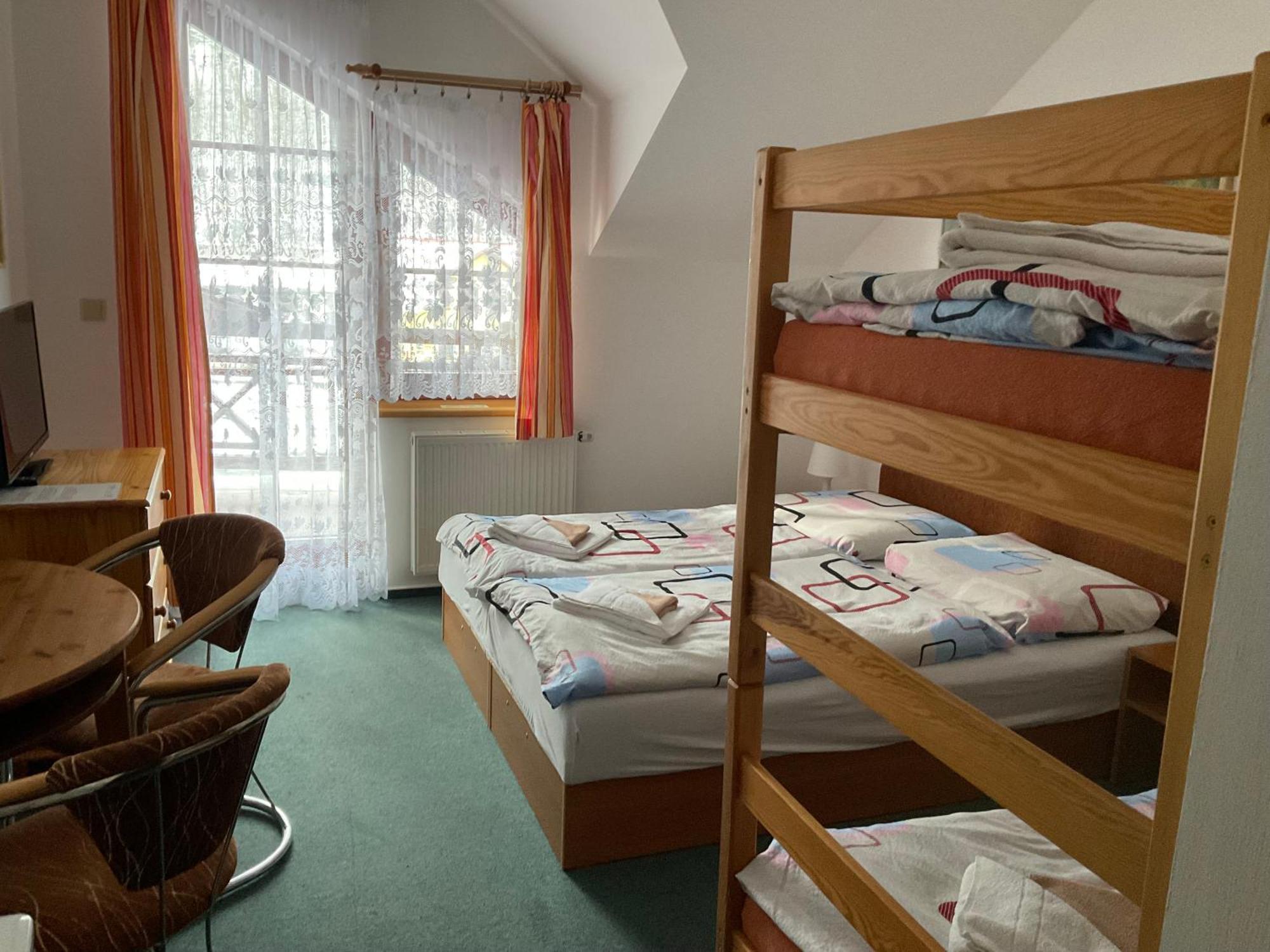 Pension Holiday Врхлаби Экстерьер фото